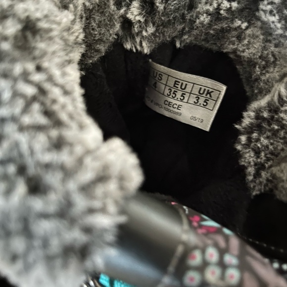 Size 4 Cougar Girls Snow Boots. - Picture 3 of 6